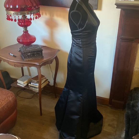🦊 Jessica McClintock deep black satin halter gown. - Picture 4 of 8
